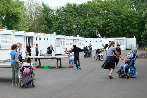 Disko vor dem Gartenhaus